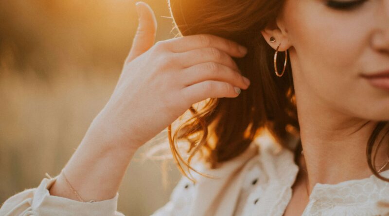 Una donna che ha indossato degli orecchini